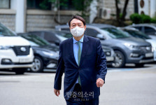 주한규 교수 방문차 서울대 공학관 도착한 윤석열[포토]