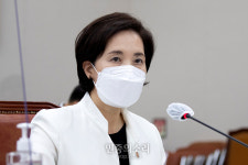 질의에 답변하는 유은혜 장관[포토]
