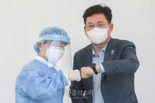 국회 선별검사소 자원봉사자와 인사하는 송영길[포토]