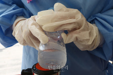 선별진료소 의료진 장갑 가득한 땀[포토]
