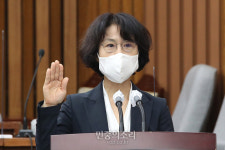 선서하는 오경미 대법관 후보자[포토]