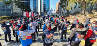 “택배노동자 목숨값으로 배 채우는 CJ대한통운 규탄한다”