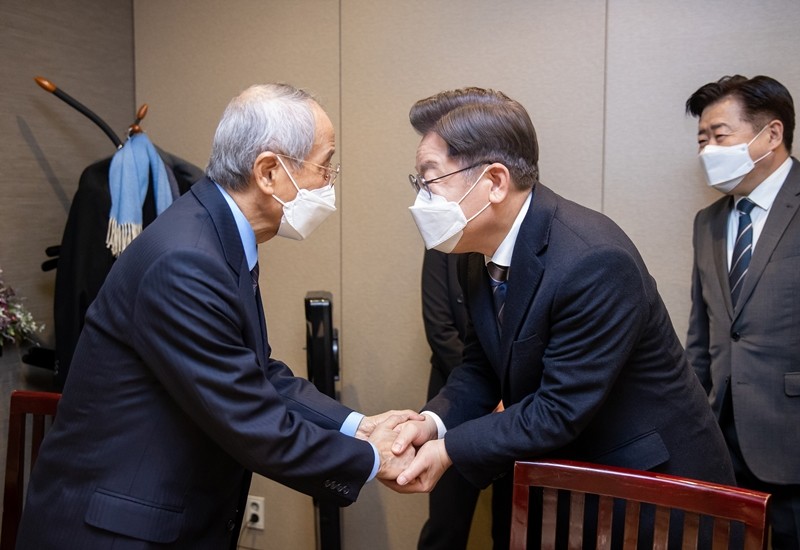 민주당, 보수 책사 윤여준 전 환경부 장관 선대위원장으로 영입