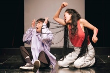 [리뷰] 관습을 향해 던진 작은 돌멩이가 일으킨 커다란 파문, 연극 ‘(겨)털’