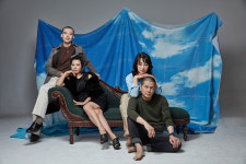 인권이 삭제된 감옥에서 벌어진 일, 연극 ‘이색적인 아일랜드’