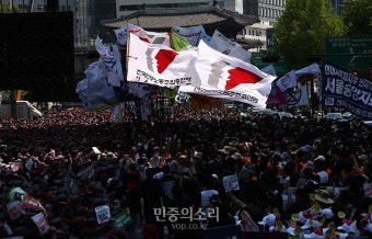 세계노동절 집회 민주노총 깃발 휘날리며