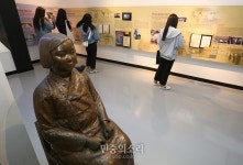 전쟁과여성인권박물관 찾은 중학생들