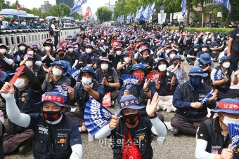 총파업 승리 구호 외치는 금속노조 조합원들