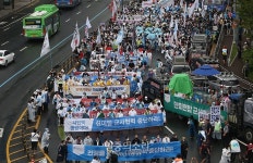 용산으로 행진하는 8.15 자주평화통일대회 참석자들