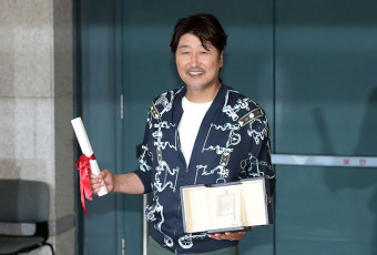 송강호, 첫 드라마 시리즈 진출...‘삼식이 삼촌’ 출연 확정