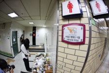 신당역 여자화장실 앞 추모공간 찾은 시민