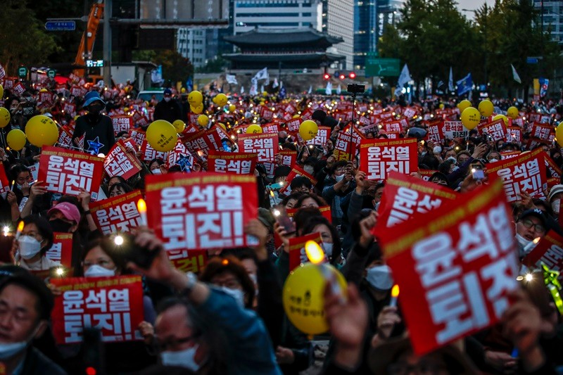 윤석열 탄핵에 반대하는 집회와 헌재 결정에 관심 집중