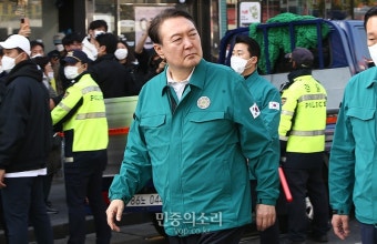 이태원 압사 사고 현장을 바라보는 윤석열 대통령