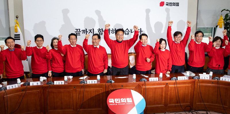 부산에서 국민의힘이 윤석열 정권 퇴진을 요구하는 장례식 퍼포먼스 진행