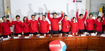 부산에서 국민의힘이 윤석열 정권 퇴진을 요구하는 장례식 퍼포먼스 진행