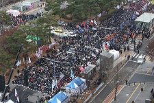 국회 앞 전국민중대회 열려