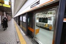 3호선 지하철 운행 중단으로 지하철에서 내린 시민