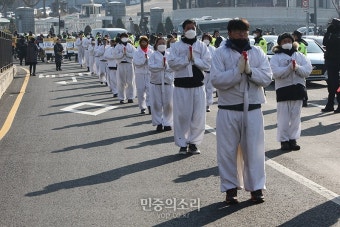 비정규직 노동자들 노란봉투법 개정 촉구 오체투지