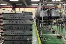 [르포] 전원해고 통보받고 공장에 눌러앉은 ‘평균 52세’ 한국와이퍼 노동자들