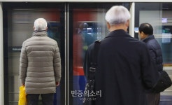 지하철 노인 무인승차 나이  만 65세 70세 이상으로 논의