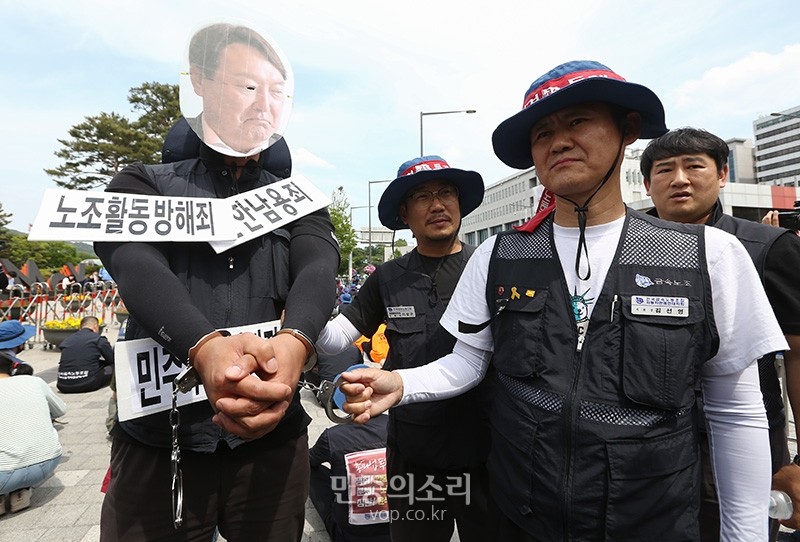 윤석열 대통령, 계엄은 범죄 아니다 발언에 공수처의 행동 비판과 백악관의 감사 표명에 경고까지, 정치권 갈등 고조