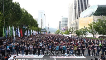 윤석열 정권 퇴진 구호 외치는 민주노총 조합원들
