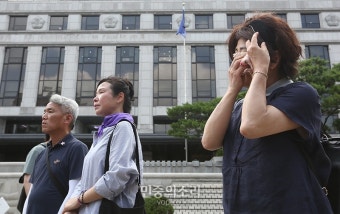 헌법재판소 앞 눈물 흘리는 이태원참사 유가족