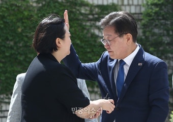 법원 출석하며 지지자들에게 손 인사하는 이재명 대표