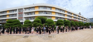 서이초등학교 찾은 추모객들