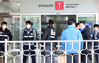 이재명, 흉기 피습 뒤 헬기 이송...부산대병원서 치료