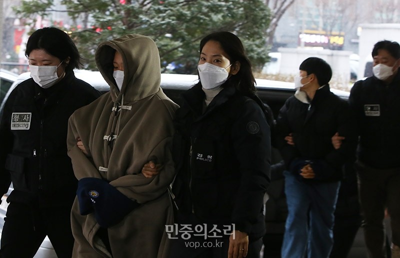 윤석열 전 대통령 부인 김건희, 자본시장법 위반 등 혐의로 구속영장 청구됐다.