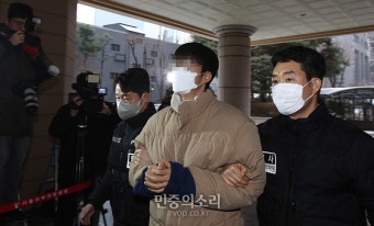 법원으로 향하는 김건희 특검 기습시위 대학생