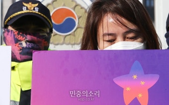 눈물 흘리는 이태원참사 유가족