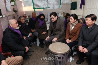 이태원참사 유가족들과 이야기 나누는 홍익표 원내대표