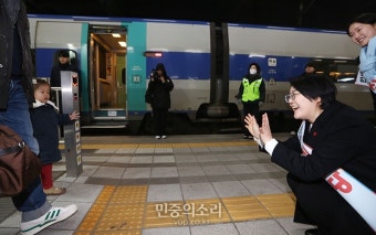 어린이 눈 높이 인사하는 윤희숙 진보당 상임대표