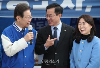 더불어민주연합 윤영덕·백승아 공동대표와 이야기 나누는 이재명 대표