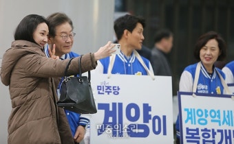 이재명 대표와 사진 찍는 시민