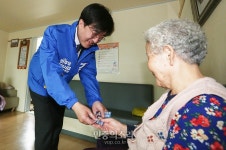 경로당 어르신들에게 지지호소하는 김성회 후보