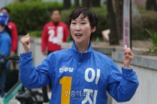 이지은 마포갑 후보 힘찬 선거운동