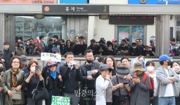 더불어민주당 유세장 찾은 서대문구 주민들