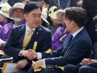 이야기 나누는 김종민, 이준석