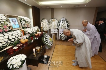 지선 스님 정차순 여사 빈소 찾아 조문