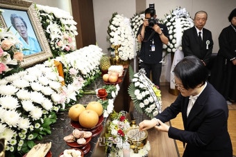 정차순 여사 빈소 찾아 분향하는 윤희숙 상임대표