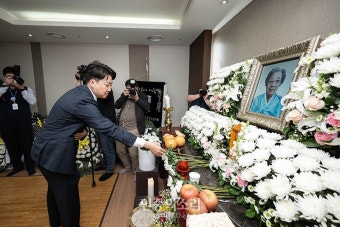 헌화하는 이준석 대표