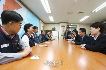 민주노총 예방 이야기 나누는 진보당 당선인들
