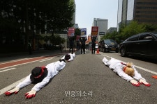 뜨거운 아스팔트 위 오체투지하는 락앤락지회 조합원들