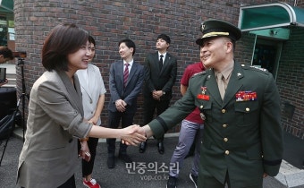 허은아 개혁신당 대표와 인사 나누는 박정훈 대령