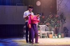 [리뷰] 되감아 돌아보는 그때는 알지 못했던 사랑 이야기, 연극 ‘꽃, 별이 지나’