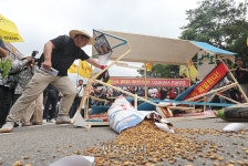 이대로는 못살겠다 한우 축사 파괴