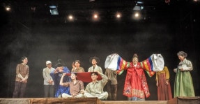 [리뷰] 남성들의 영웅담이 아닌 여성들의 서사로 그려낸 한국전쟁